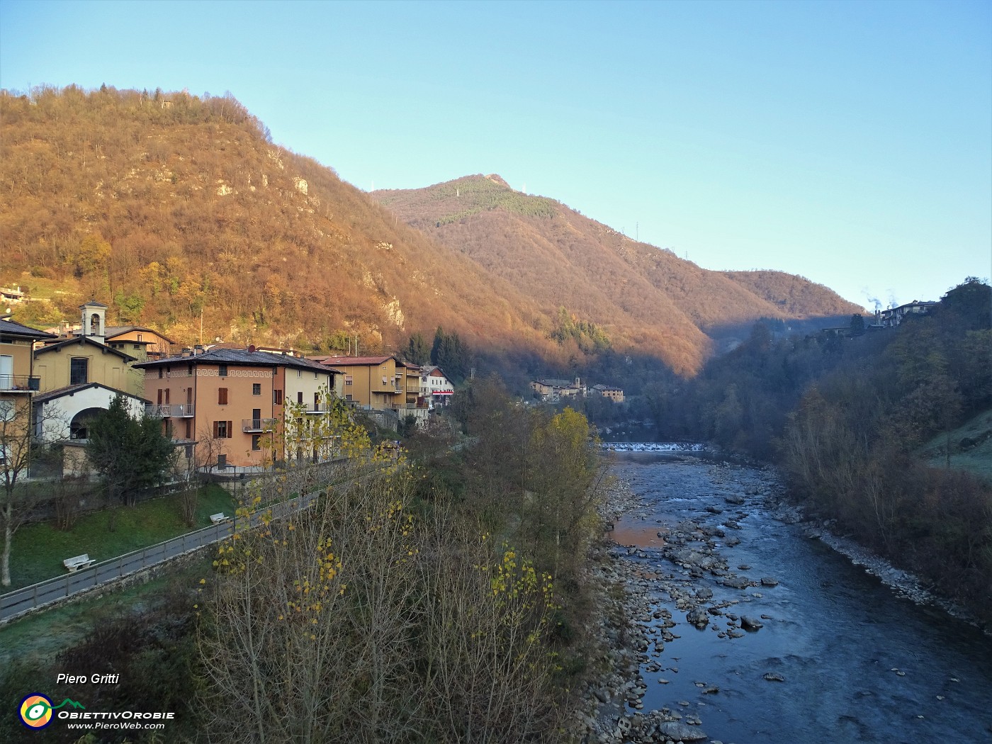14 Dul ponte nuovo di Zogno sguardo sul Brembo verso Tre Fontane col sole in arrivo.JPG